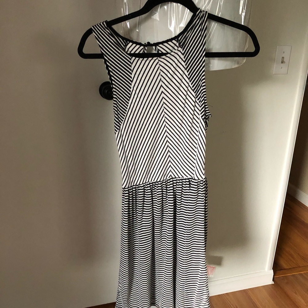 Dresses - Picture 3 of 8
